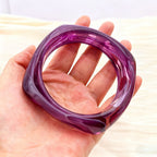 Chiara – Gedrehter Kunstharz-Armreif in High-End Optik
