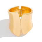 Selena – Markanter Statement-Armreif in mattem Gold-Finish