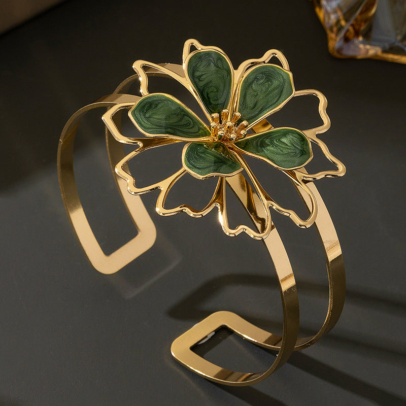 Flora – Extravaganter Armreif mit emaillierter Blüte im Vintage-Stil
