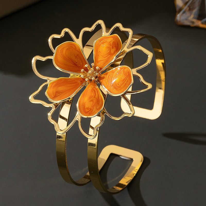 Flora – Extravaganter Armreif mit emaillierter Blüte im Vintage-Stil