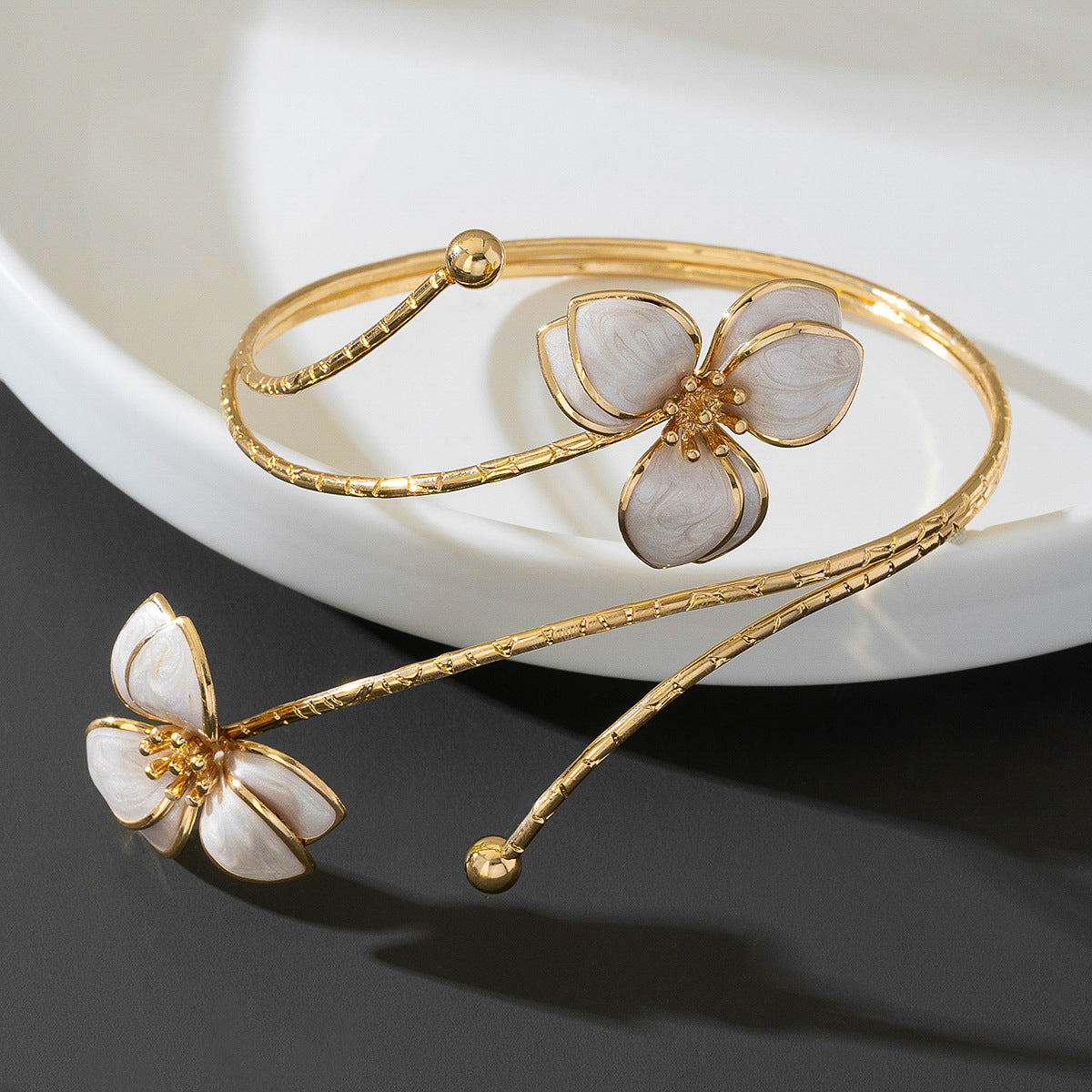 Flora – Extravaganter Armreif mit emaillierter Blüte im Vintage-Stil