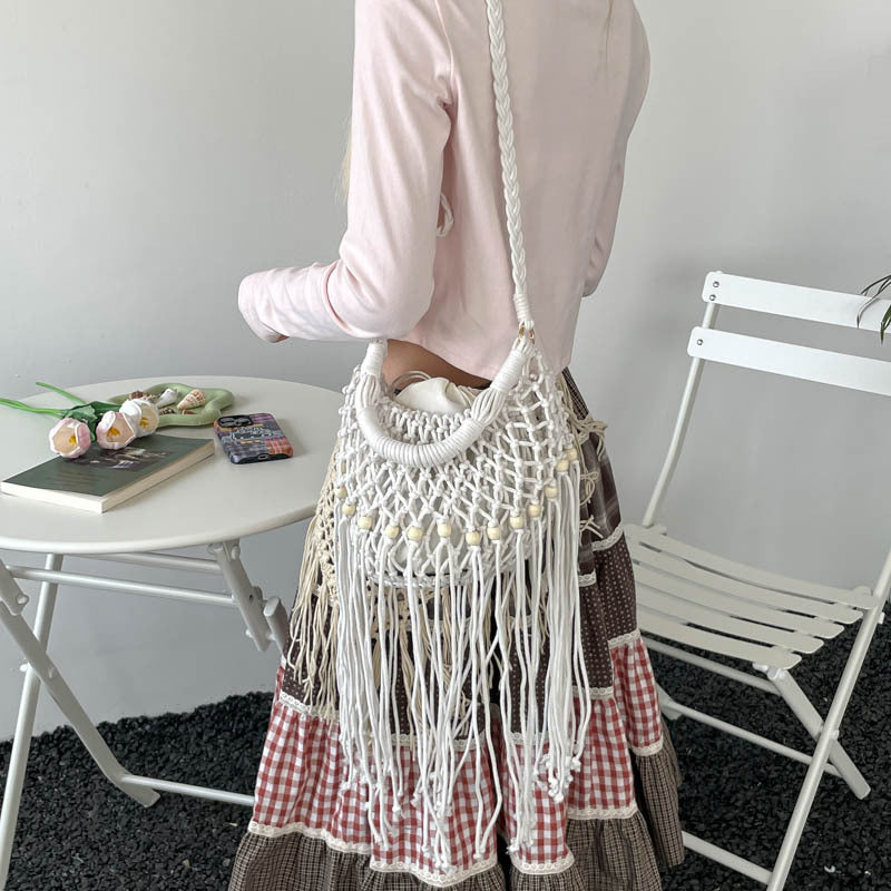 Sari – Gewebte Schultertasche in Makramee-Optik mit Fransen