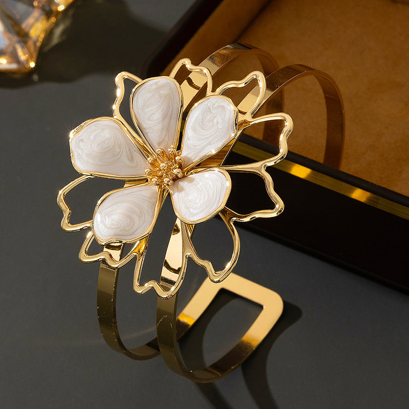 Flora – Extravaganter Armreif mit emaillierter Blüte im Vintage-Stil
