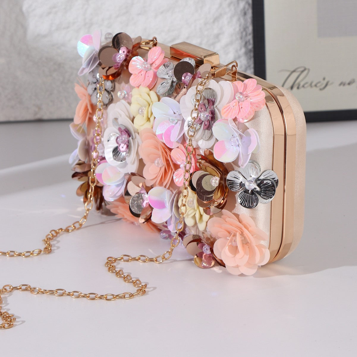Flora – Bestickte Abendtasche mit Perlen-Details