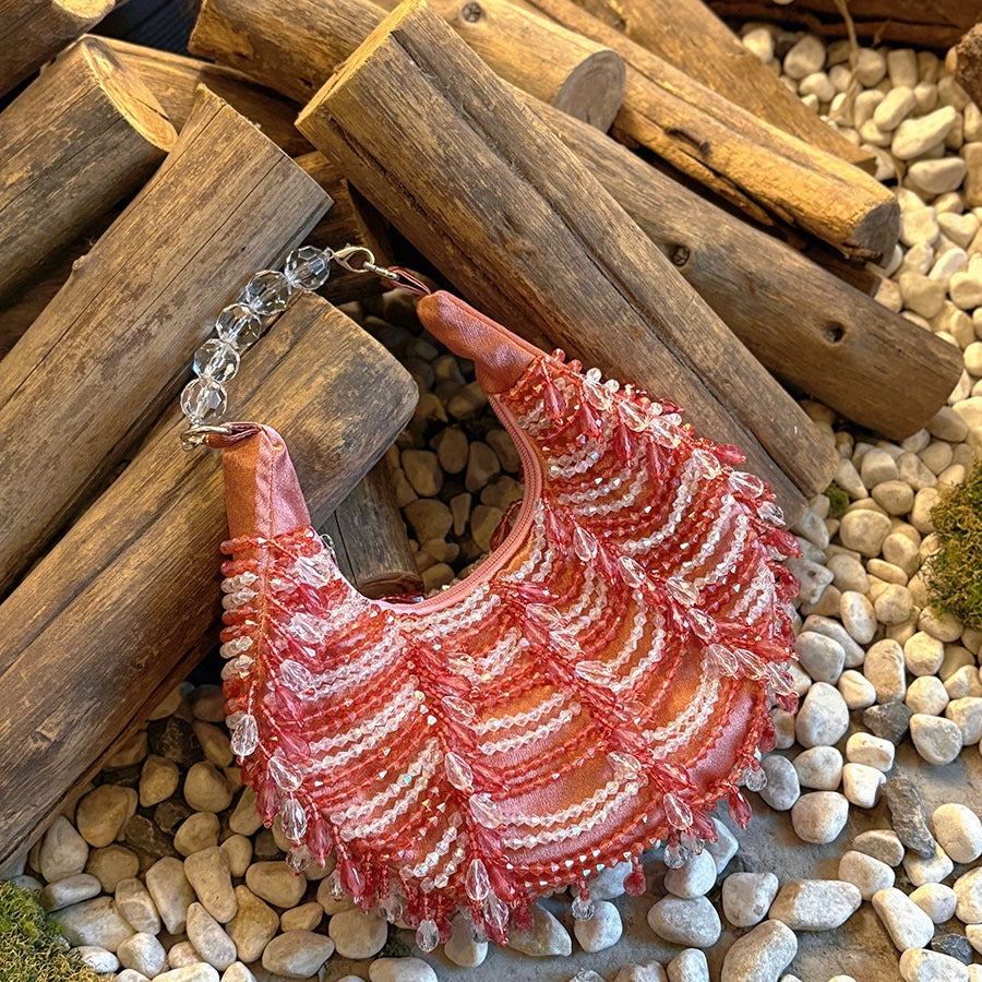 Mei – Handgefertigte Perlen-Handtasche im Wellen-Design
