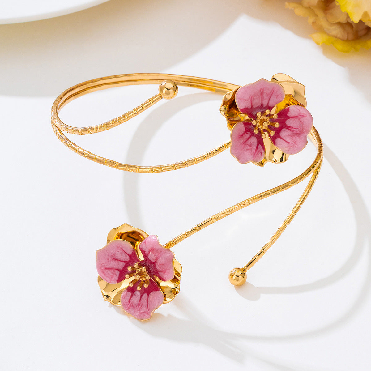 Flora – Extravaganter Armreif mit emaillierter Blüte im Vintage-Stil