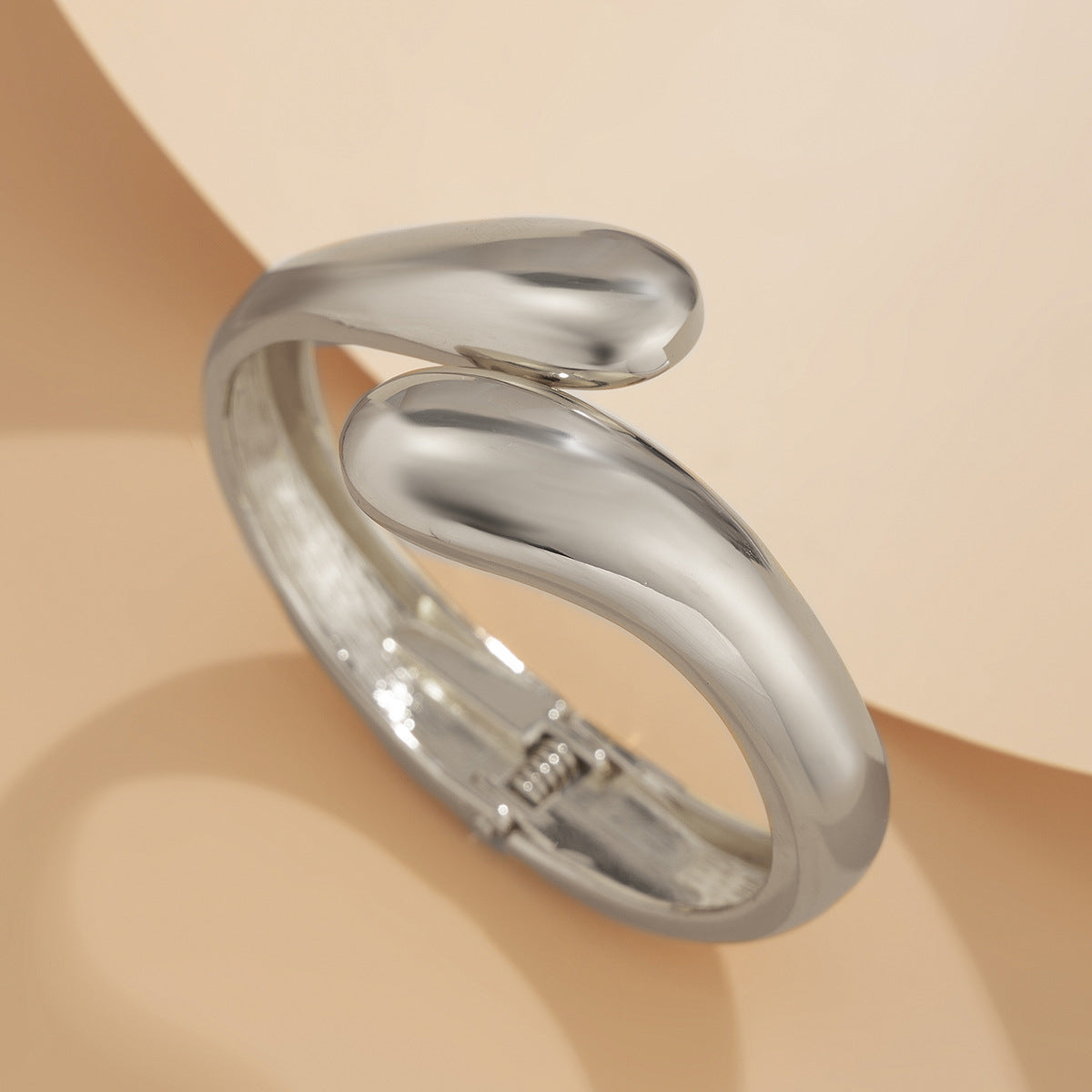 Selena – Markanter Statement-Armreif in mattem Gold-Finish