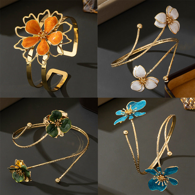 Flora – Extravaganter Armreif mit emaillierter Blüte im Vintage-Stil