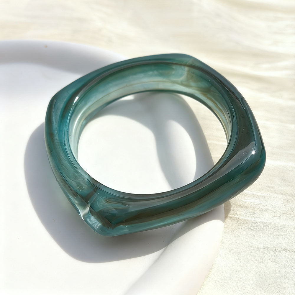 Chiara – Gedrehter Kunstharz-Armreif in High-End Optik