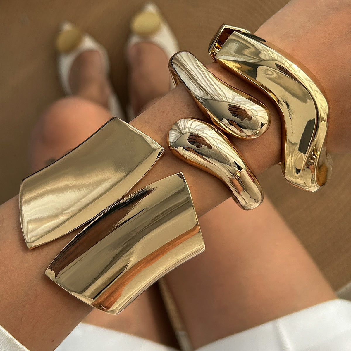 Selena – Markanter Statement-Armreif in mattem Gold-Finish