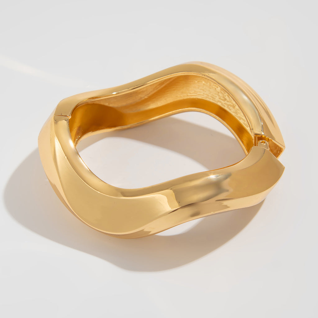 Selena – Markanter Statement-Armreif in mattem Gold-Finish