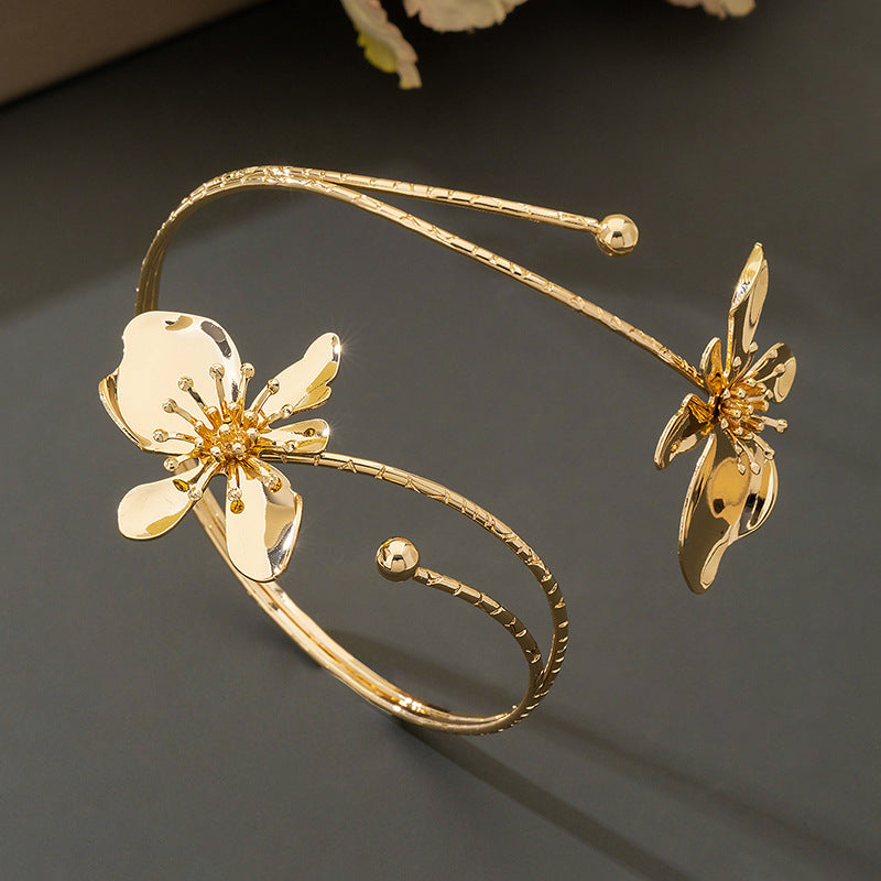 Flora – Extravaganter Armreif mit emaillierter Blüte im Vintage-Stil