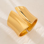 Selena – Markanter Statement-Armreif in mattem Gold-Finish