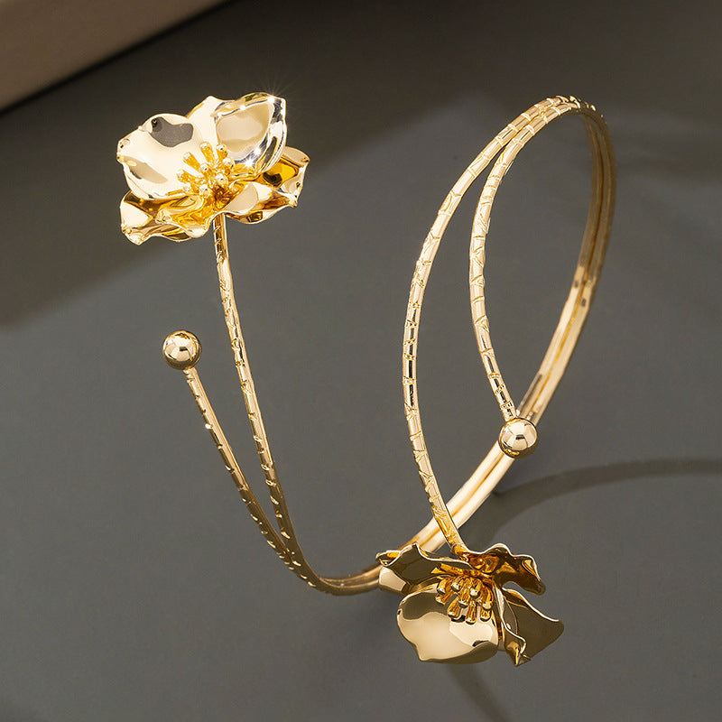 Flora – Extravaganter Armreif mit emaillierter Blüte im Vintage-Stil