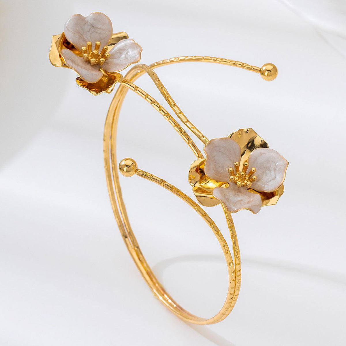 Flora – Extravaganter Armreif mit emaillierter Blüte im Vintage-Stil