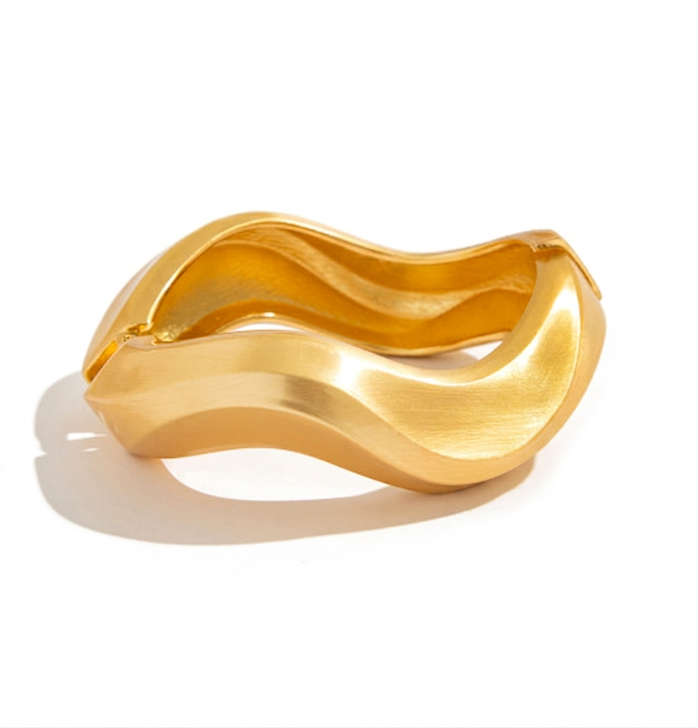 Selena – Markanter Statement-Armreif in mattem Gold-Finish