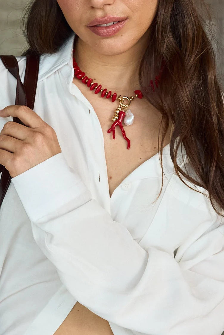 Alicante – Korallenrote Kette mit Barockperle