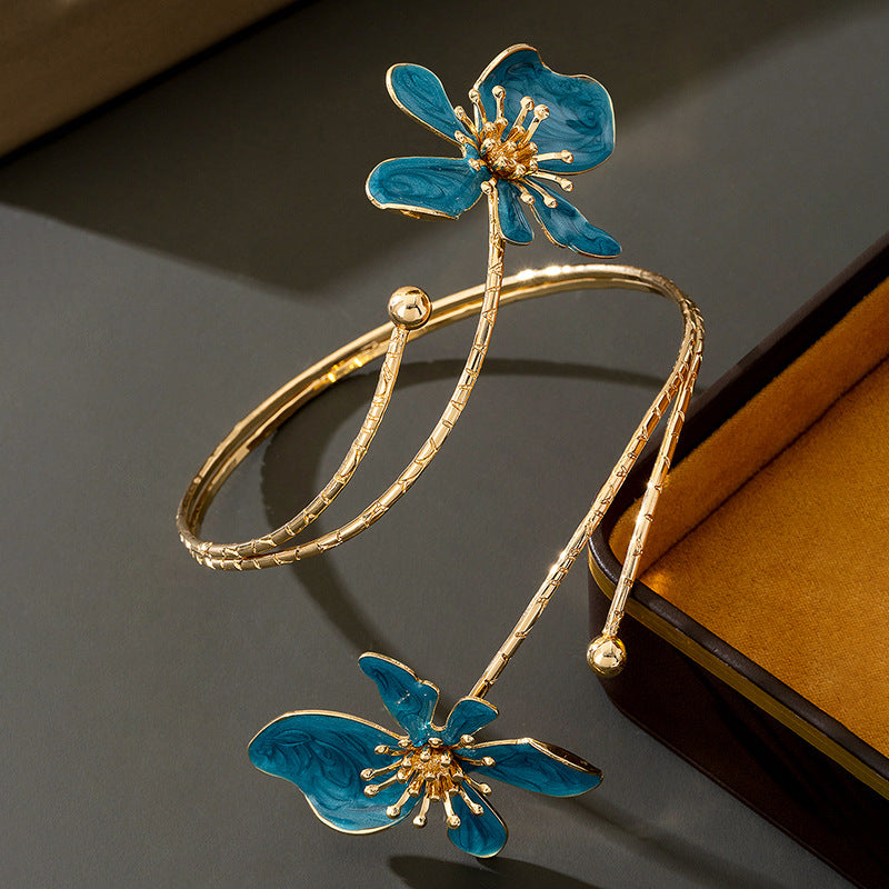 Flora – Extravaganter Armreif mit emaillierter Blüte im Vintage-Stil