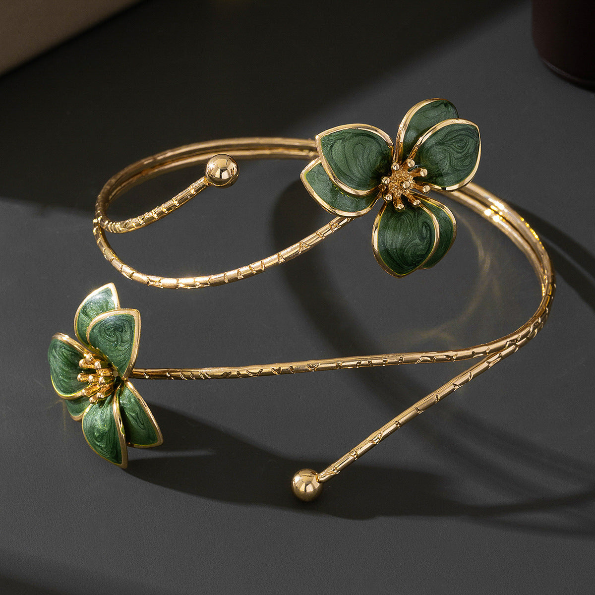 Flora – Extravaganter Armreif mit emaillierter Blüte im Vintage-Stil