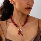 Alicante – Korallenrote Kette mit Barockperle