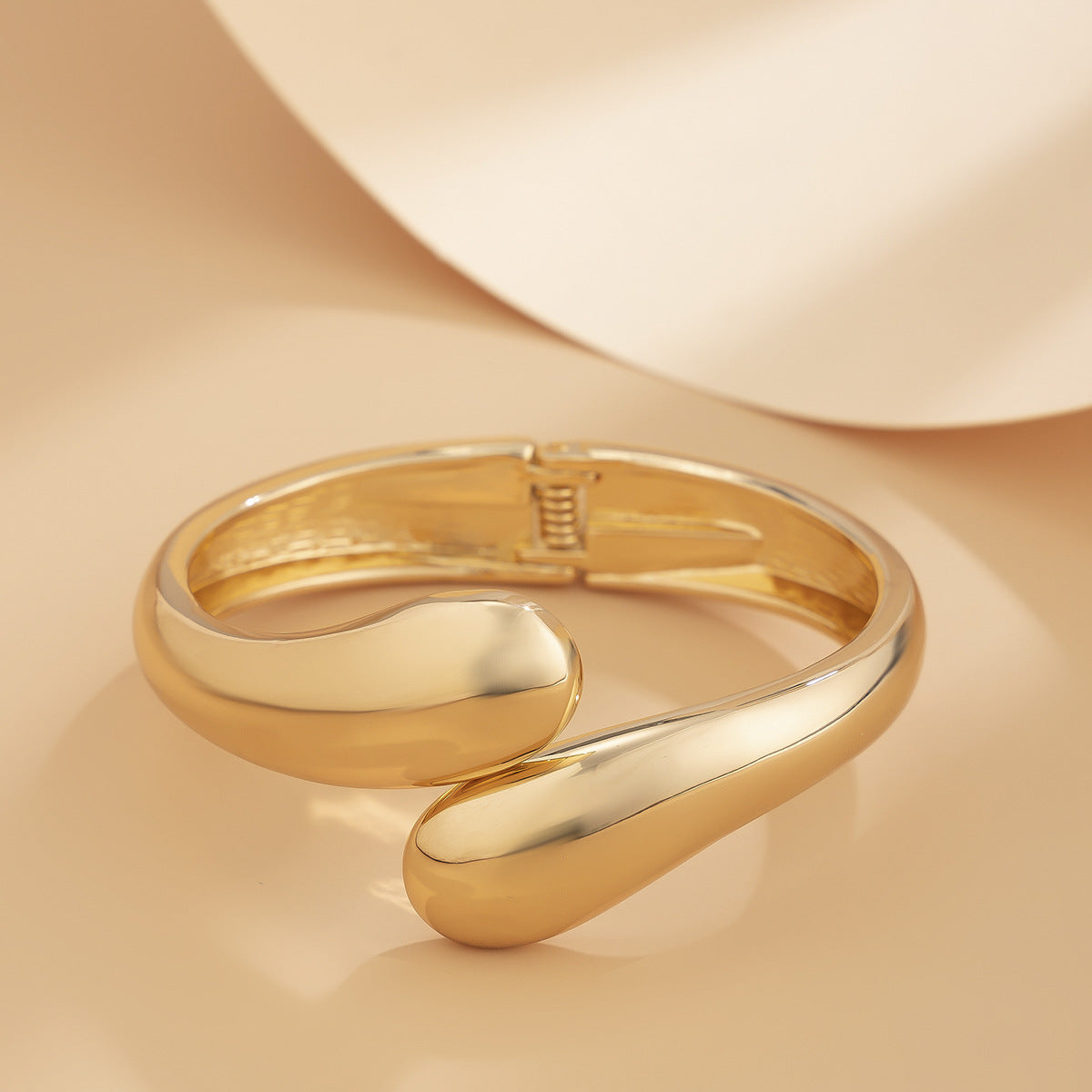 Selena – Markanter Statement-Armreif in mattem Gold-Finish