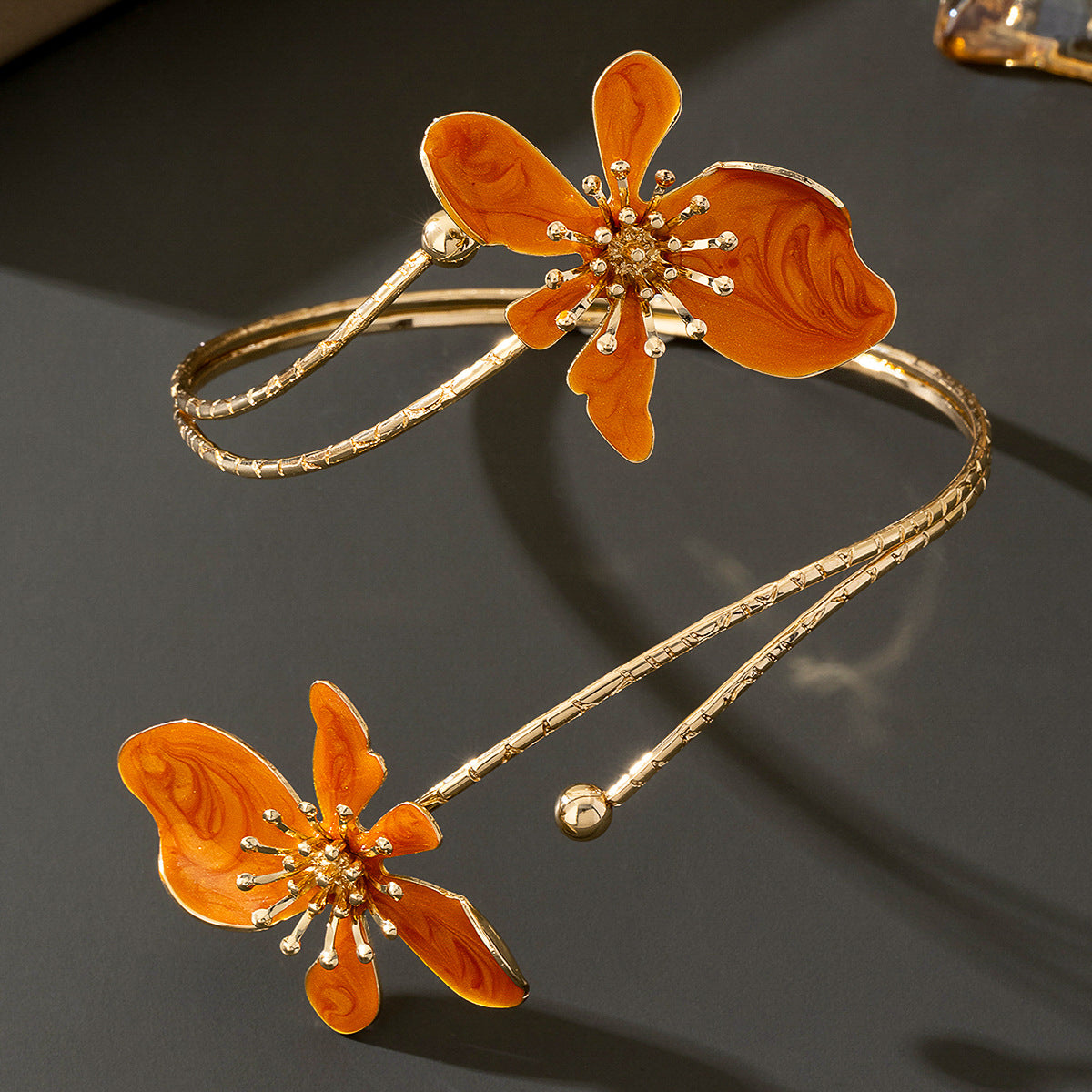 Flora – Extravaganter Armreif mit emaillierter Blüte im Vintage-Stil