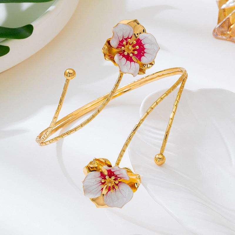 Flora – Extravaganter Armreif mit emaillierter Blüte im Vintage-Stil
