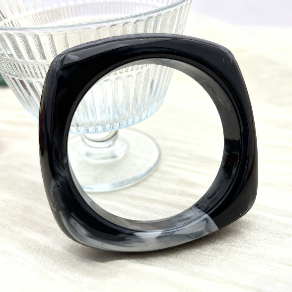 Chiara – Gedrehter Kunstharz-Armreif in High-End Optik