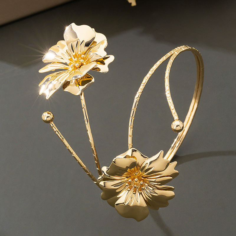 Flora – Extravaganter Armreif mit emaillierter Blüte im Vintage-Stil