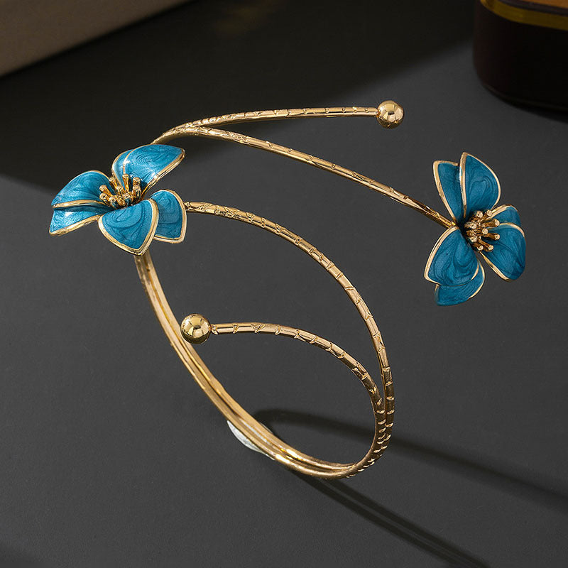 Flora – Extravaganter Armreif mit emaillierter Blüte im Vintage-Stil