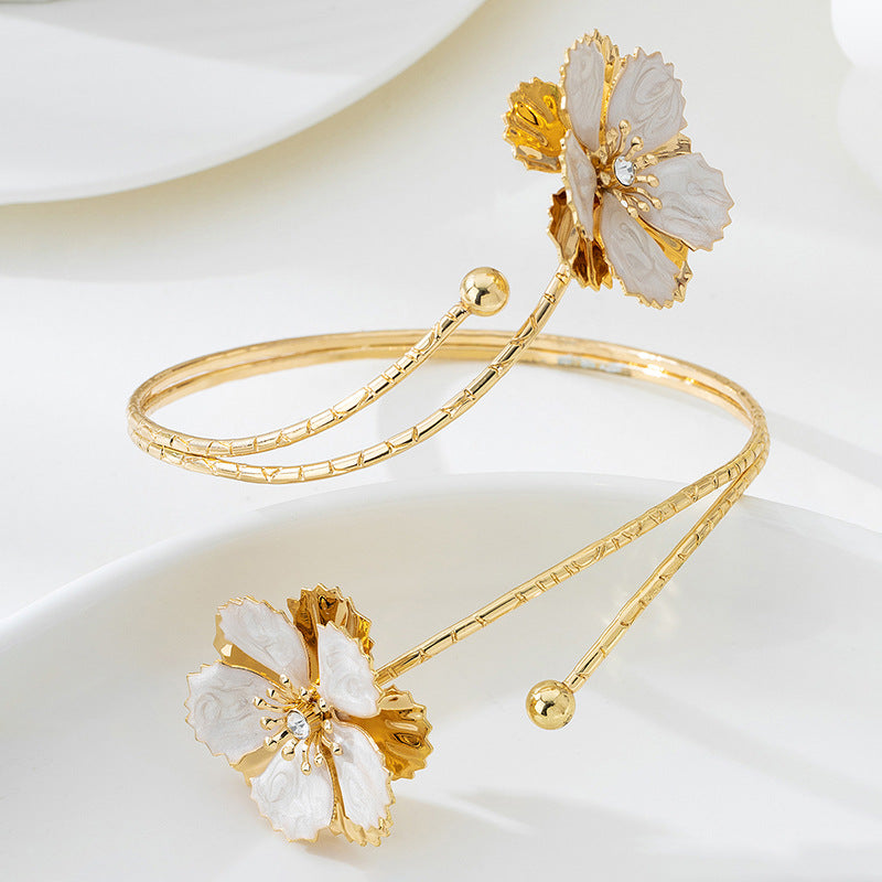 Flora – Extravaganter Armreif mit emaillierter Blüte im Vintage-Stil